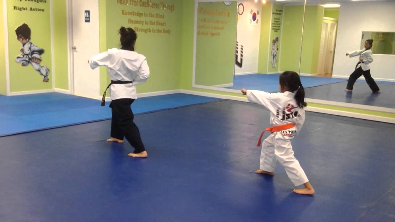 Taekwondo purple belt form aanya - YouTube